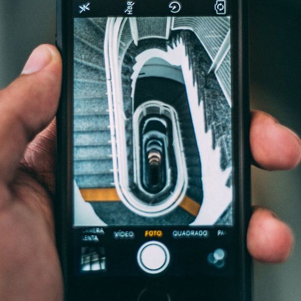 Abstract image representing connection between brain and lungs.